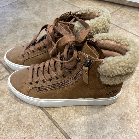 Ugg Shoes - Picture 2 of 4